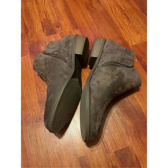 NWOT DOMINIQUE NICOLE Suede Ankle Boots. Size 11. - Picture 3 of 14